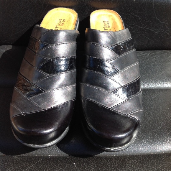 Naot black leather mixed media ying yang  clogs size 40 - Picture 1 of 5